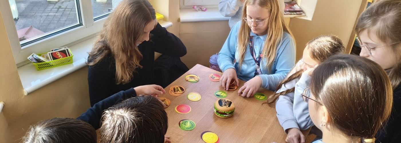 Wspólna zabawa zamiast ekranów – nasza szkoła stawia na relacje!